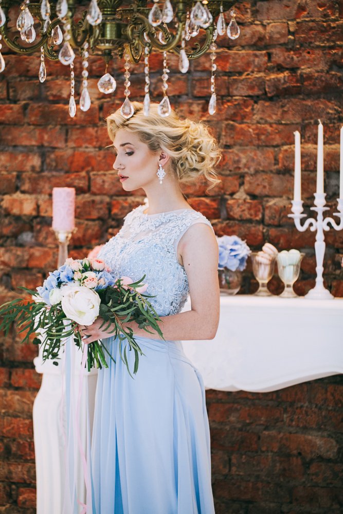 Платье невесты нежно-голубого цвета