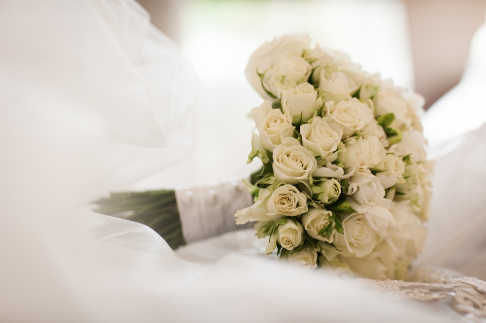Букет из белых роз — выбор нежной невесты