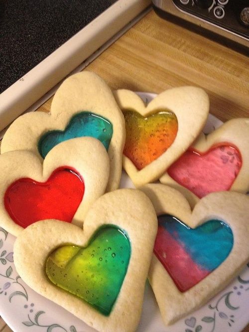 Разноцветные печенья на сладком столе