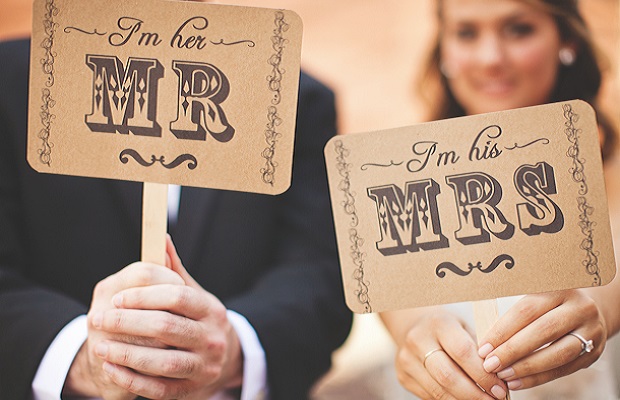Таблички с надписями «Mrs» и «Mr»