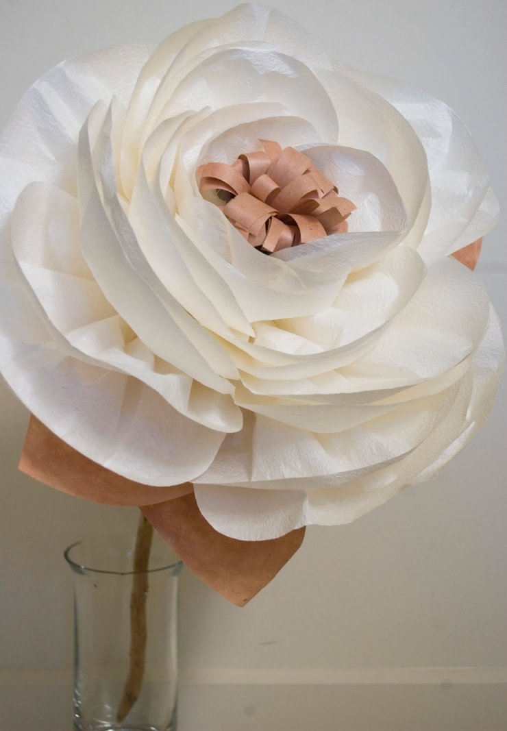 Гигантский бумажный цветок для свадебной фотосессии