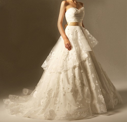 Платье невесты с вышивкой и поясом на талии
