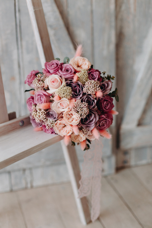 Букет невесты в пыльно-розовой гамме с розами, лагурусом и эвкалиптом